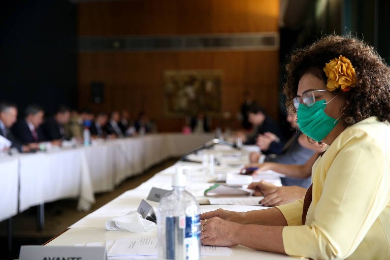 A deputada Perpétua Almeida (PC do B-AC) foi uma das parlamentares que usou máscara durante a reunião de líderes