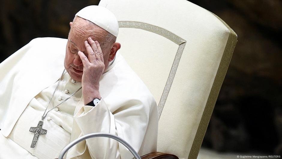 O Papa Francisco passa a 'noite pacífica' após a respiração de crise - DW - 01/03/2025