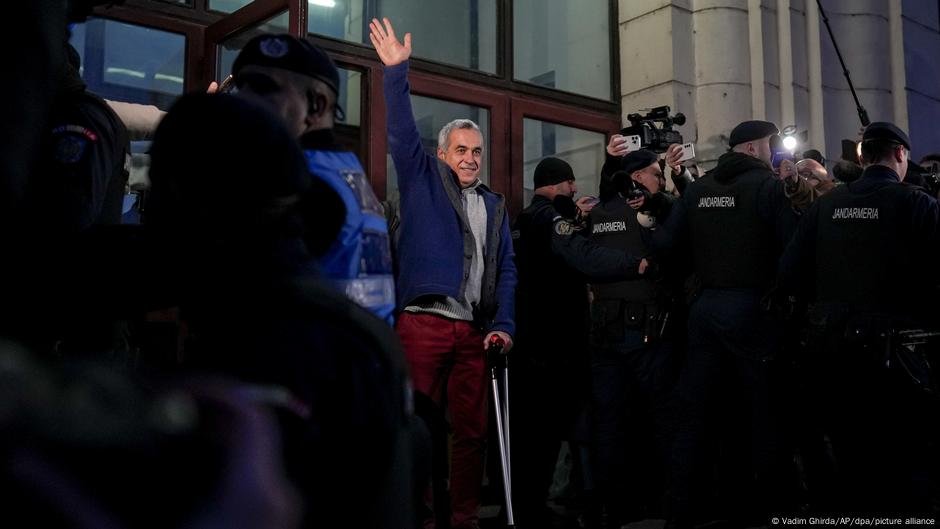 Controvérsia sobre o político romeno de extrema-direita Georgescu-DW-02/28/2025