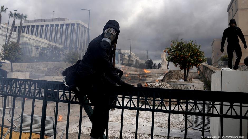 Protestos em massa no aniversário do acidente de trem tempi - DW - 28/02/2025