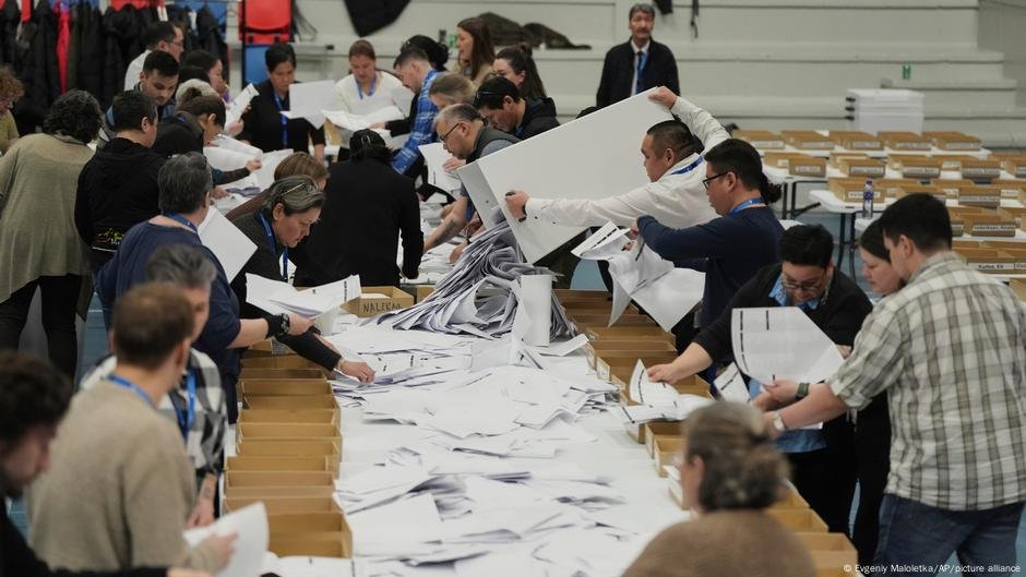 Demokraatit vence a eleição parlamentar da Groenlândia - DW - 12/03/2025
