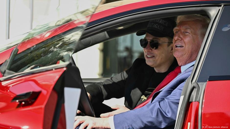 A política de Elon Musk está ameaçando Tesla e seu império? - DW - 13/03/2025