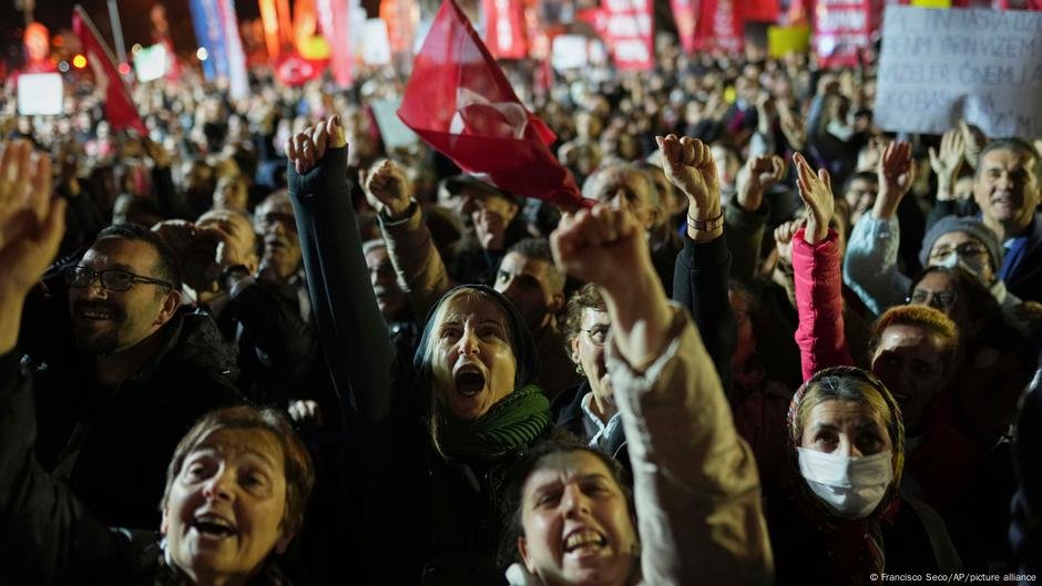 1.900 manifestantes detidos após a prisão de Imamoglu - DW - 27/03/2025