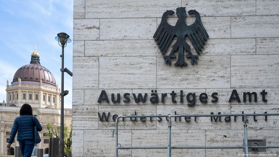 A Alemanha atualiza os conselhos de viagem dos EUA depois que os cidadãos detidos - DW - 20/03/2025