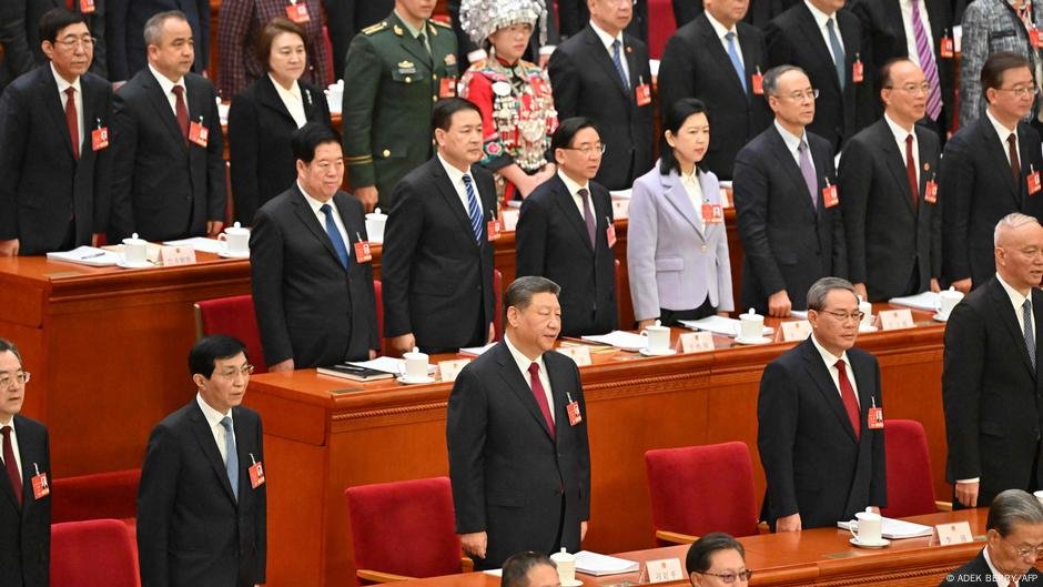 A China pretende um crescimento econômico de 5%, apesar dos desafios - DW - 05/03/2025