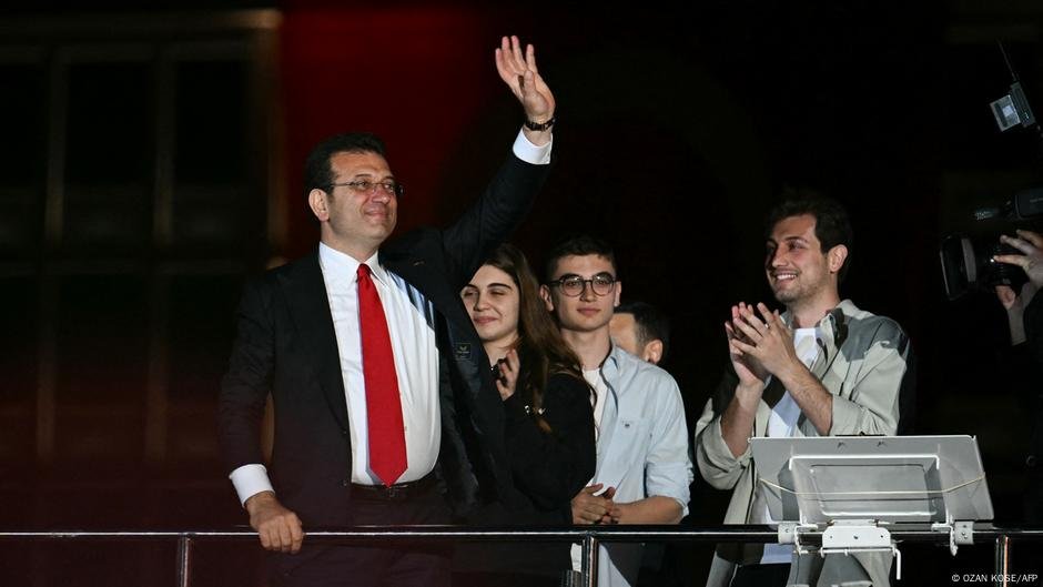 A Turquia detém o prefeito de Istambul Imamoglu na sonda de corrupção - DW - 19/03/2025