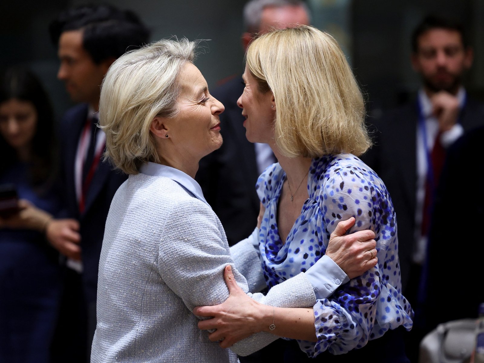 A UE alerta de ameaça à transição síria enquanto promete bilhões em ajuda | Guerra da Síria