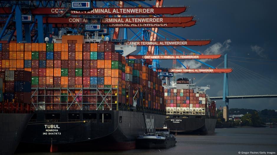 A UE anuncia 'contramedidas' para o aço dos EUA, tarifas de alumínio - DW - 03/12/2025