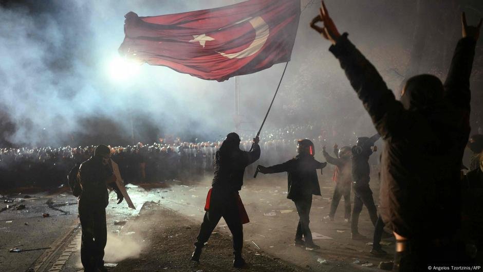 A economia da Turquia enfrenta crise de confiança após a prisão de imamoglu - DW - 27/03/2025