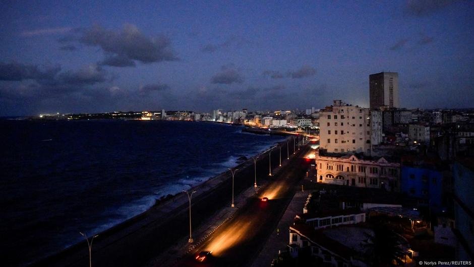 A grade nacional de Cuba falha, deixando milhões sem energia - DW - 15/03/2025