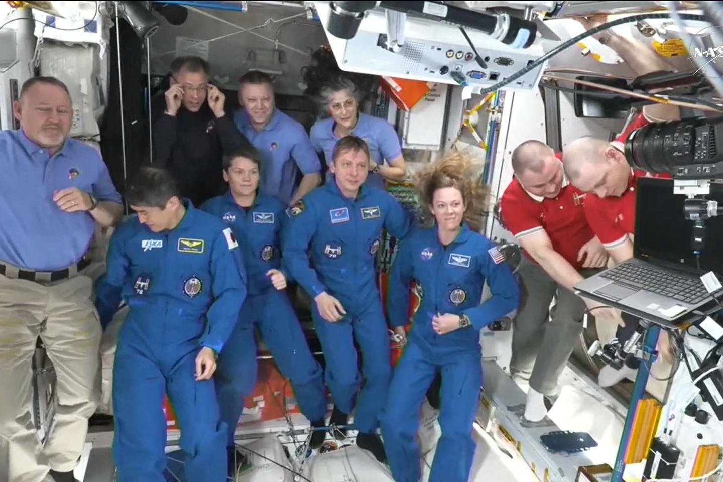 A tripulação do dragão da tripulação chegou à ISS para retransmitir astronautas americanos bloqueados por nove meses