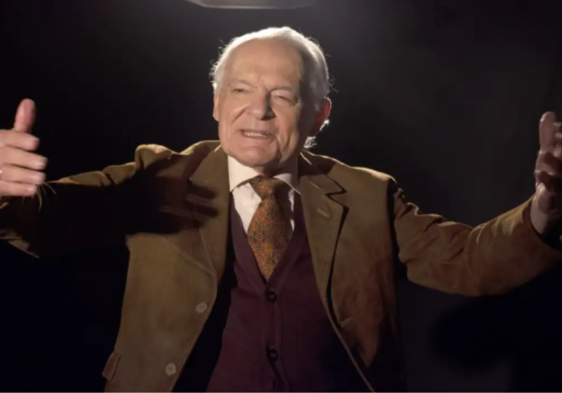 O homem, seu Divino, dá mamadeira na boca do Príncipe, o cachorro adulto resgatado das ruas de São Paulo. A cena é puro amor. - Foto: @vaniedivino/TikTok