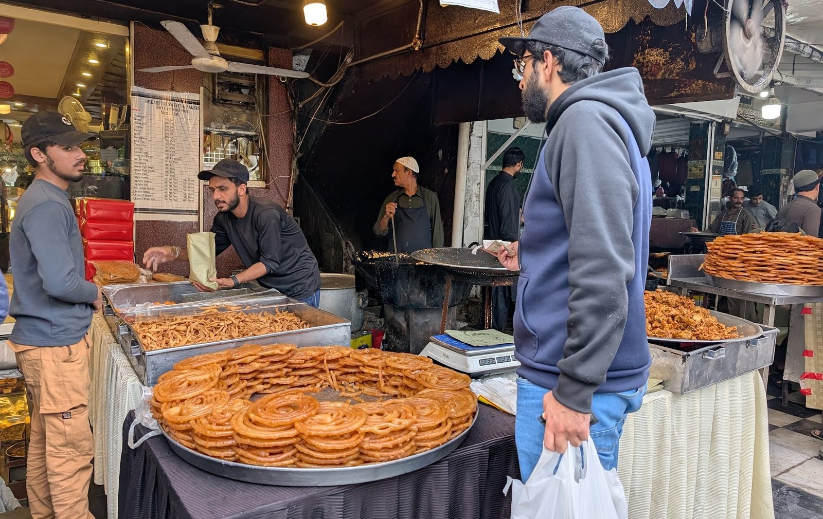 Apesar dos crescentes preços, o amor do Paquistão pelo açúcar permanece inabalável | Negócios e economia