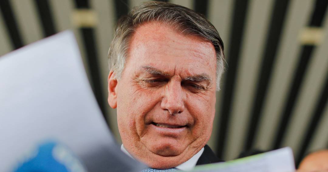Após virar réu no STF, Bolsonaro apoia PEC do fim...
