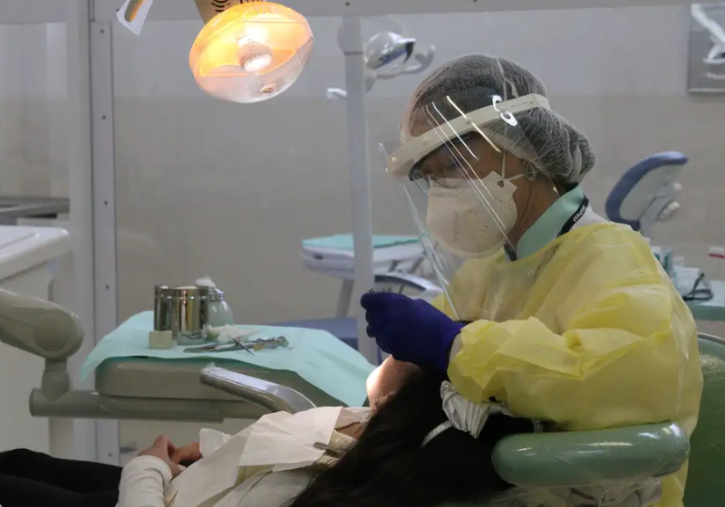 Michael Sheen usou uma brecha no sistema financeiro para quitar as dívidas abusivas dos moradores da cidade onde nasceu. Que cara! - Foto: Bindl/Getty Images