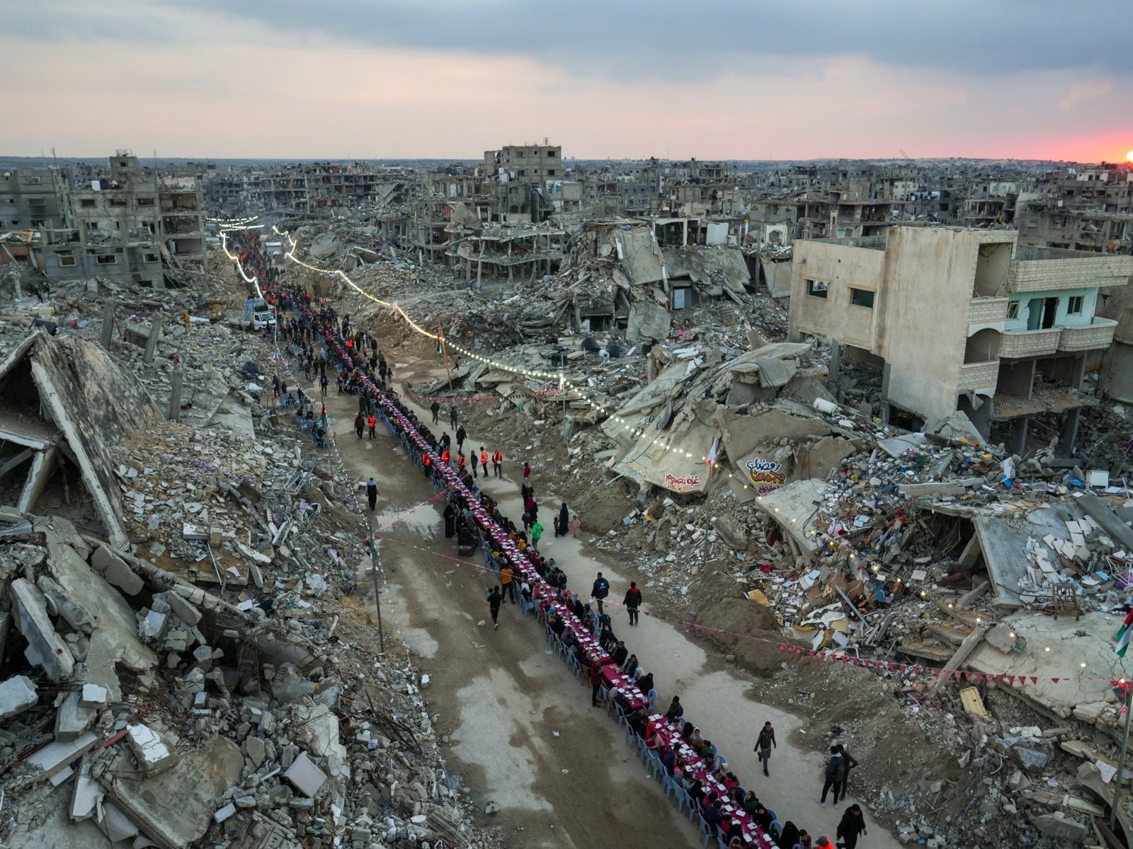 As famílias de Gaza quebram o Ramadã rapidamente em meio a ruínas | Notícias da religião