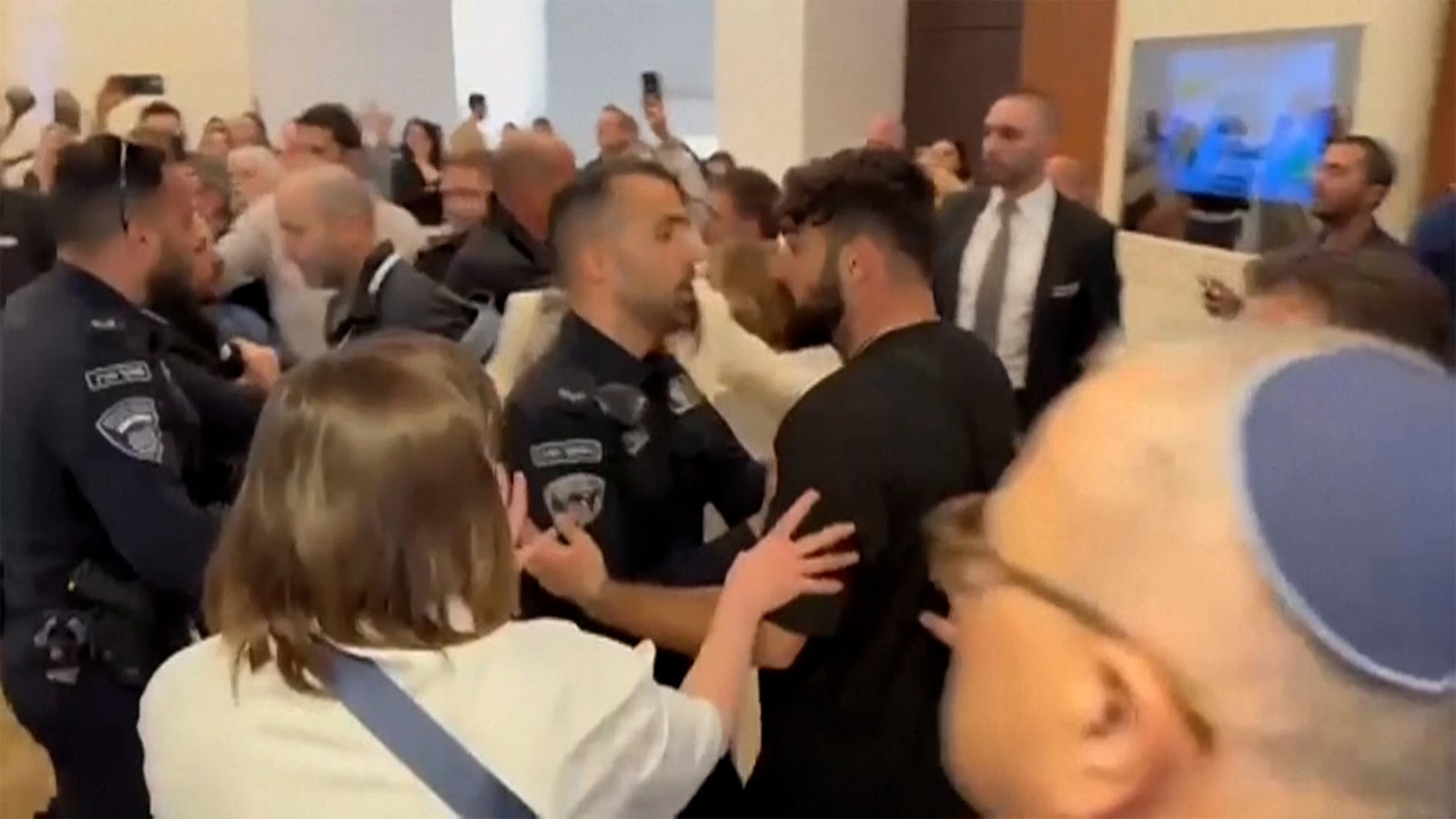 As famílias de cativos israelenses brigam com guardas de segurança do Knesset