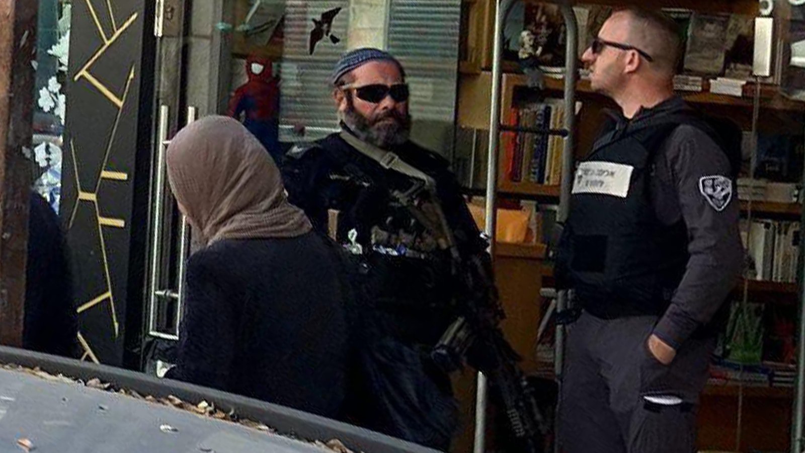 As forças israelenses invadiram a livraria palestina novamente e aproveitam os livros 'incitadores' | Conflito Israel-Palestino