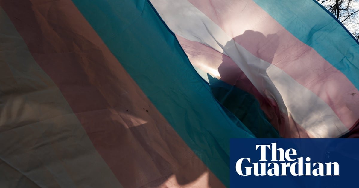 As mulheres trans transferidas para as prisões masculinas, apesar das decisões contra a ordem de Trump | Notícias dos EUA