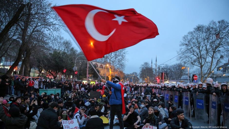 Ato de balanceamento dos rostos da UE sobre os laços da Turquia - DW - 25/03/2025