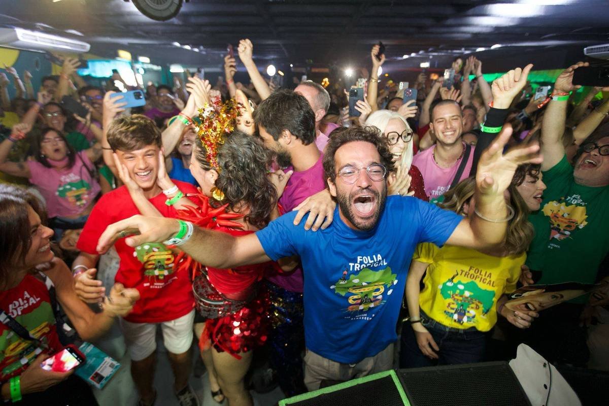Atores de 'Ainda Estou Aqui' vibram na Sapucaí com Oscar - 03/03/2025 - Carnaval