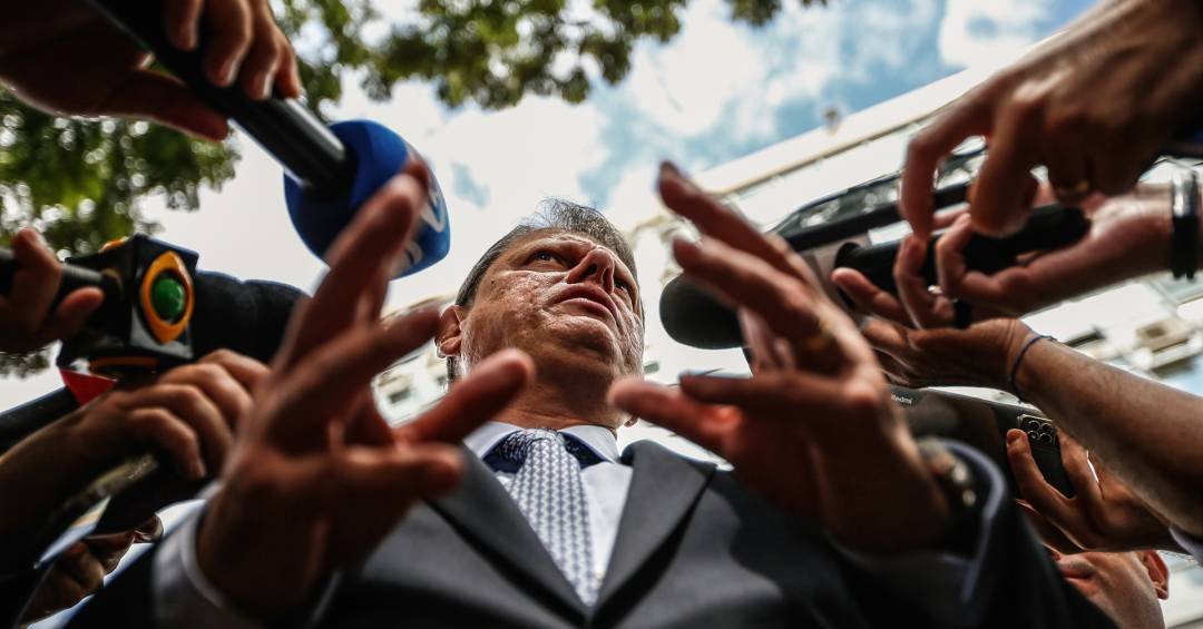 Aumentam as pressões políticas e econômicas para T...