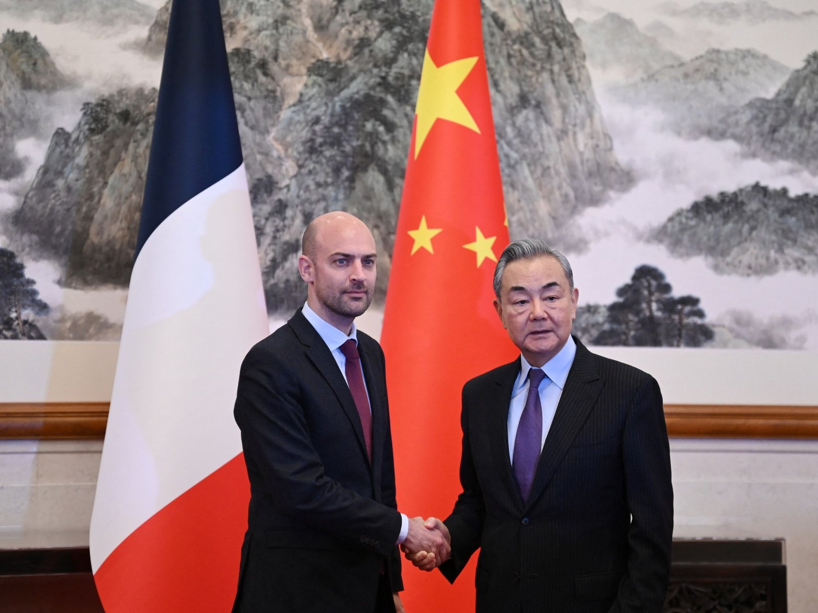 Bats FM francês para 'parceria franco-chinesa' durante a visita de Pequim | Notícias