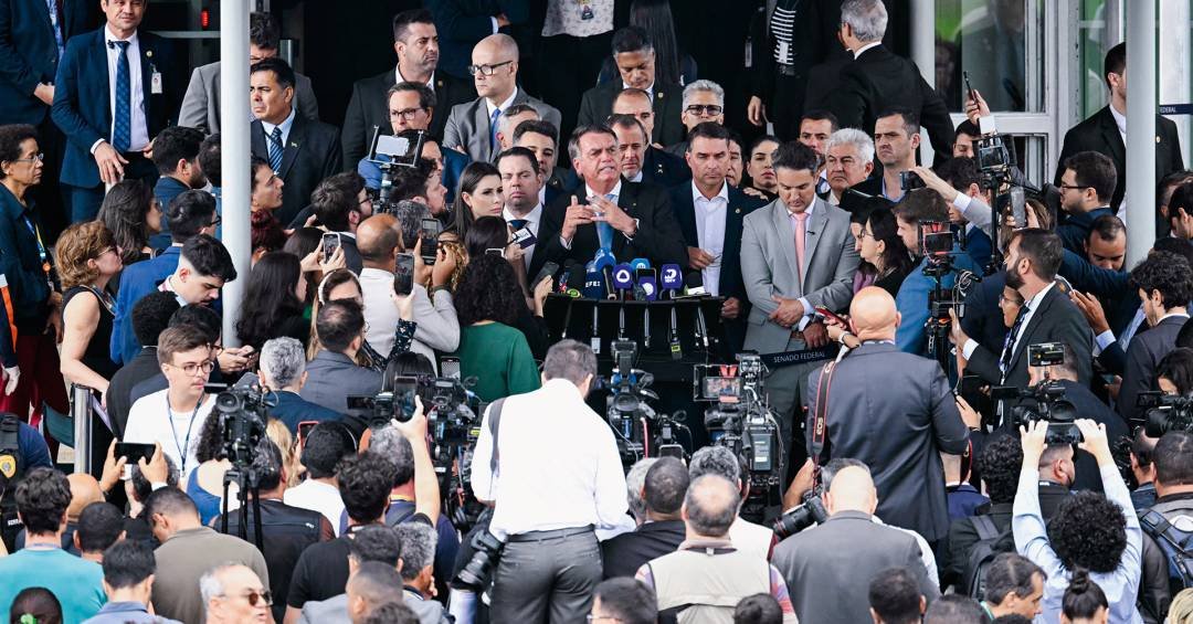 Bolsonaro aposta na política para tentar escapar d...