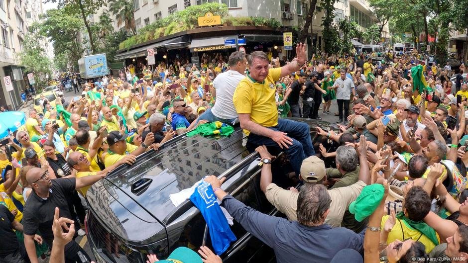 Bolsonaro e apoiadores se reúnem contra cobranças de golpe - DW - 17/03/2025