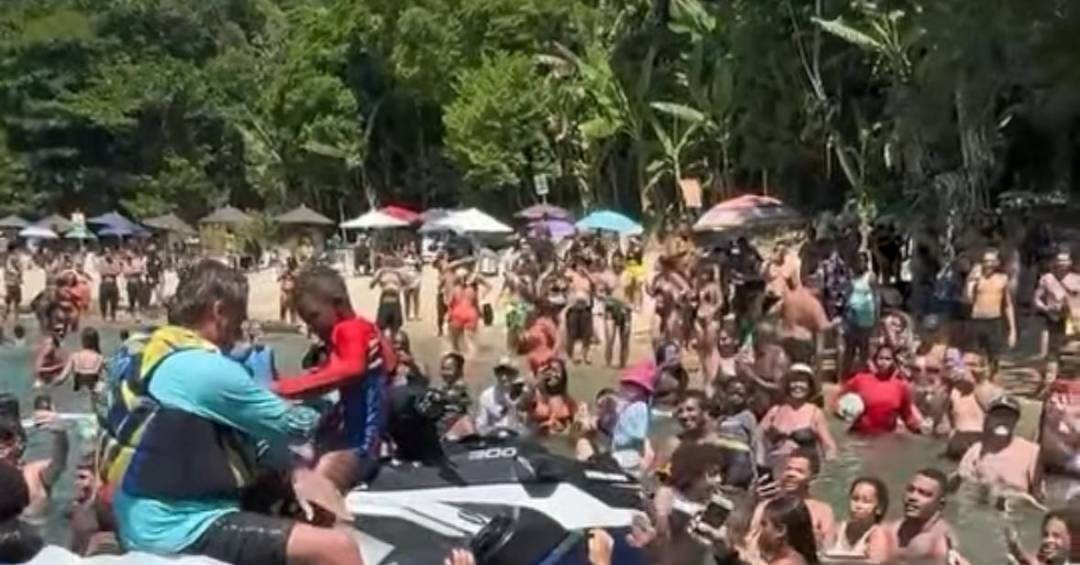 Bolsonaro faz tour de jet ski com apoiadores e rea...