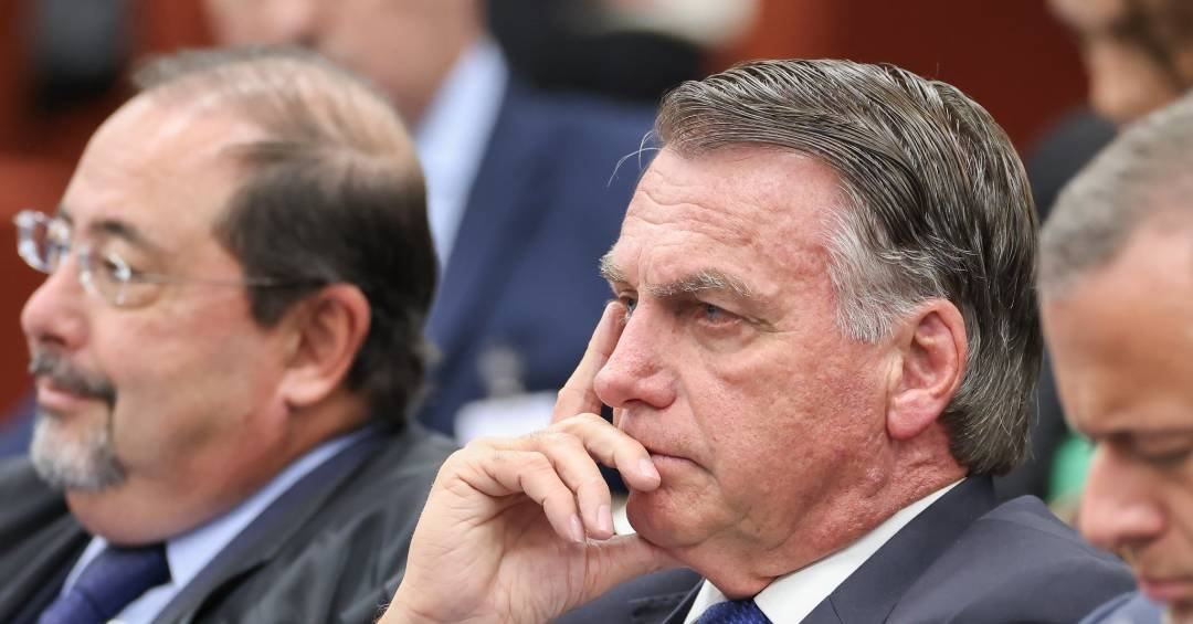 Bolsonaro muda a narrativa. E se enrola ainda mais.