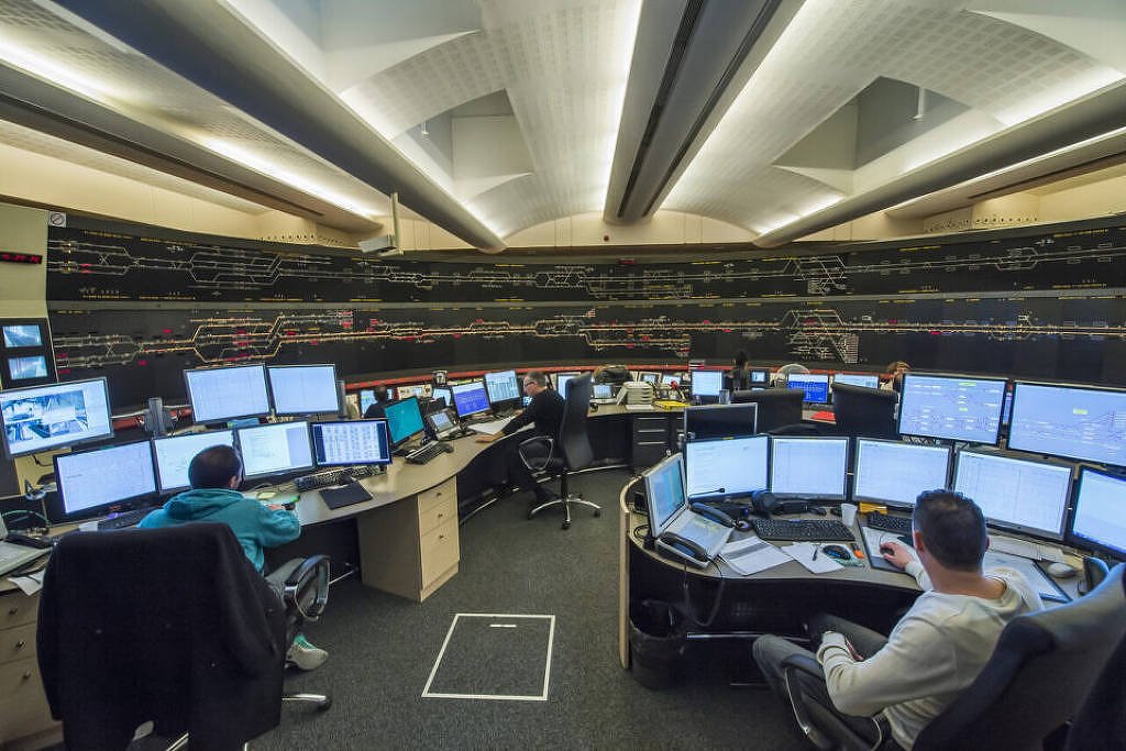 Bomba não detonada da 2ª Guerra Mundial paralisa trens em Paris - 07/03/2025 - Mundo