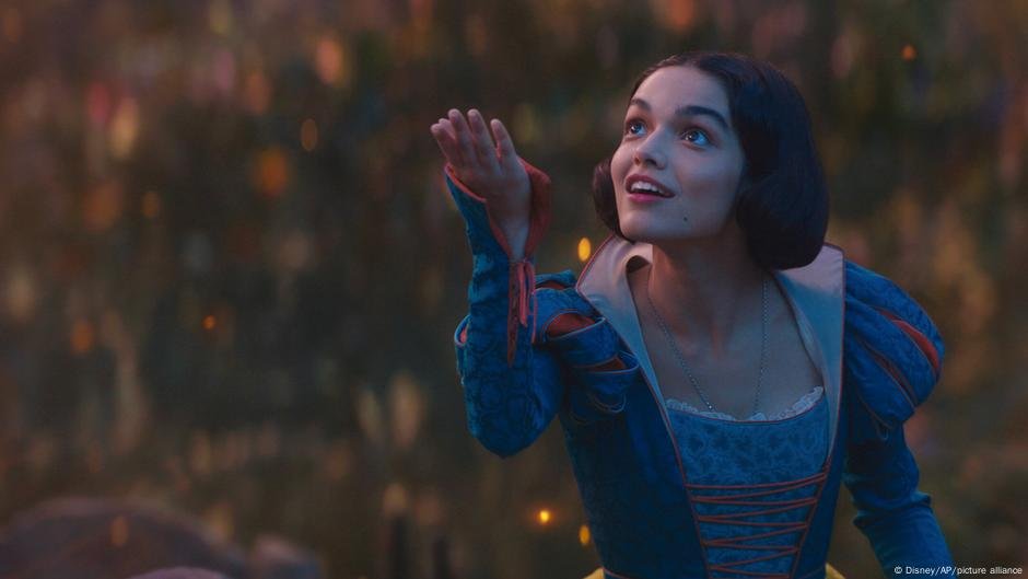 'Branca de Neve' da Disney abre após a fúria racista e sexista - DW - 18/03/2025
