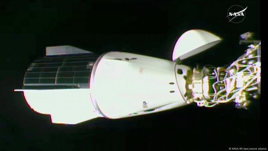 Cápsula SpaceX para astronautas encalhadas em ISS - DW - 16/03/2025