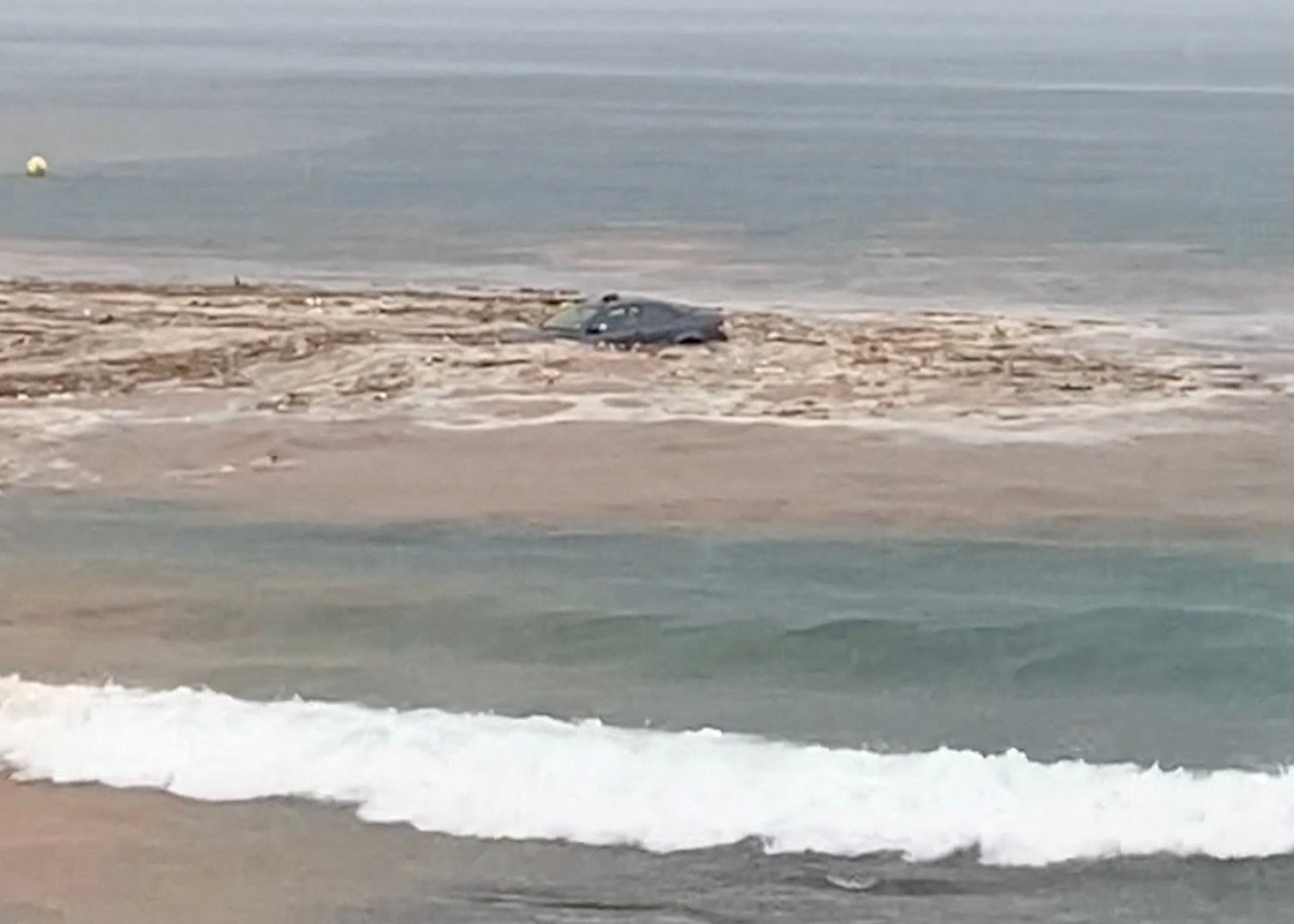 Carro varrido para o mar por inundações na ilha espanhola
