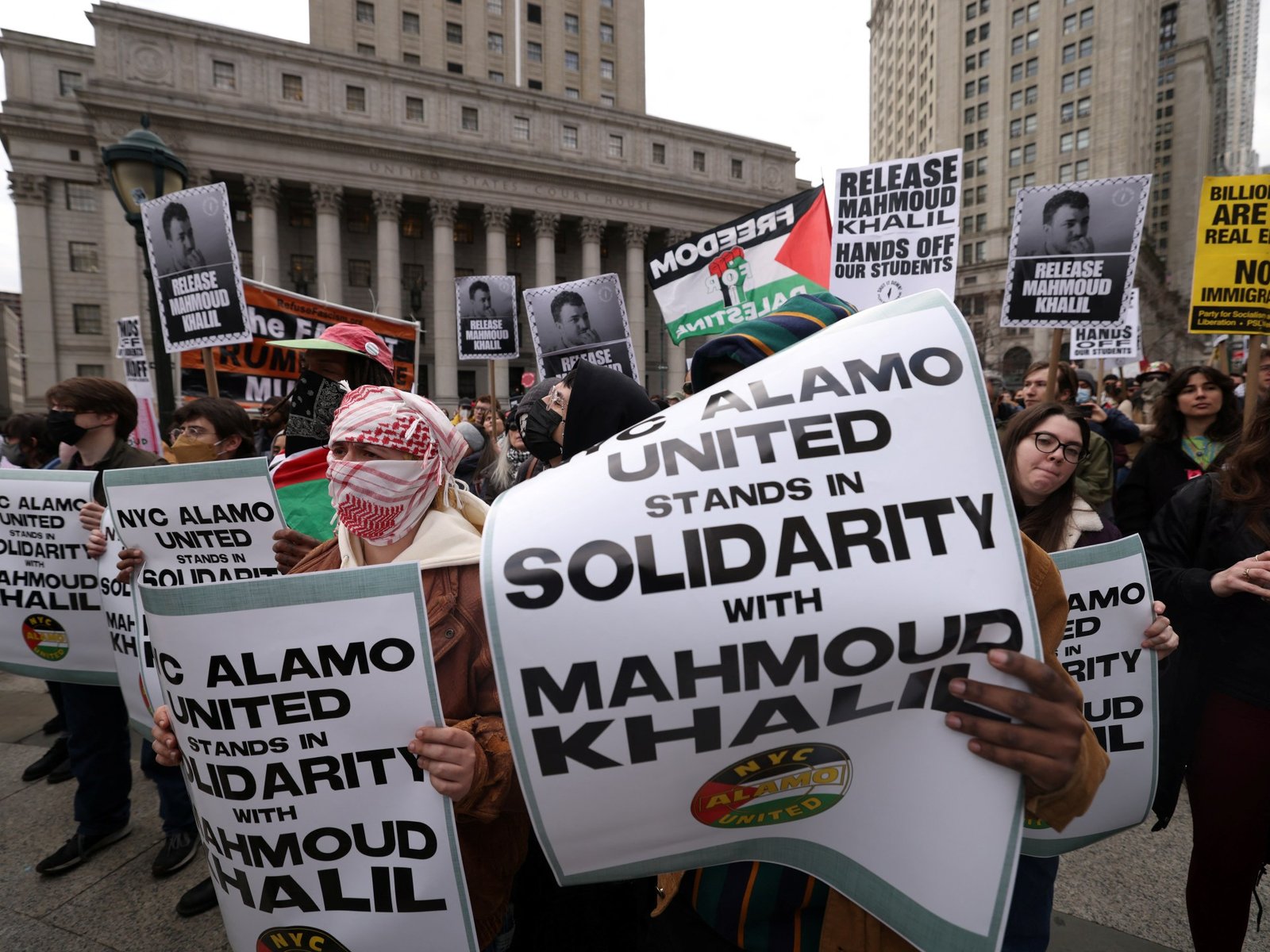 Centenas de manifestos fora do tribunal de Nova York para exigir a liberação de Mahmoud Khalil | Donald Trump News