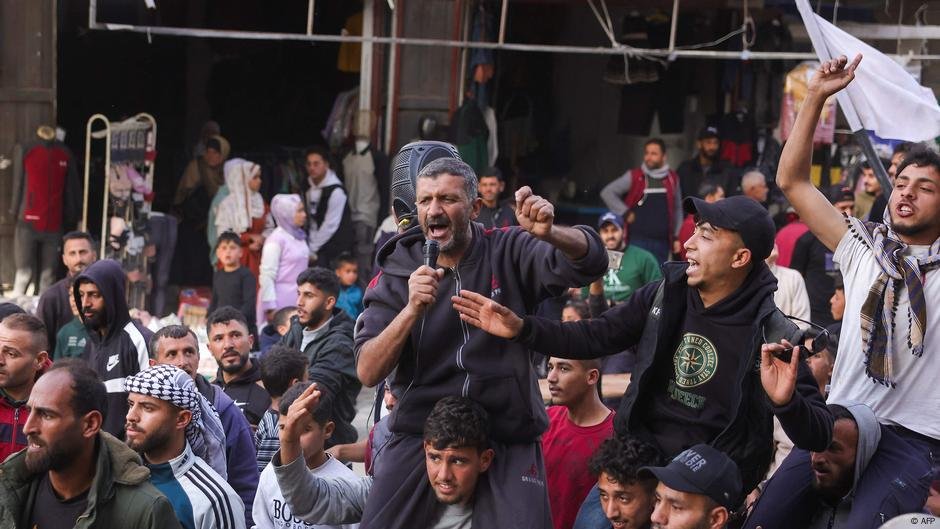 Centenas de protesto de Gaza contra o Hamas - DW - 26/03/2025