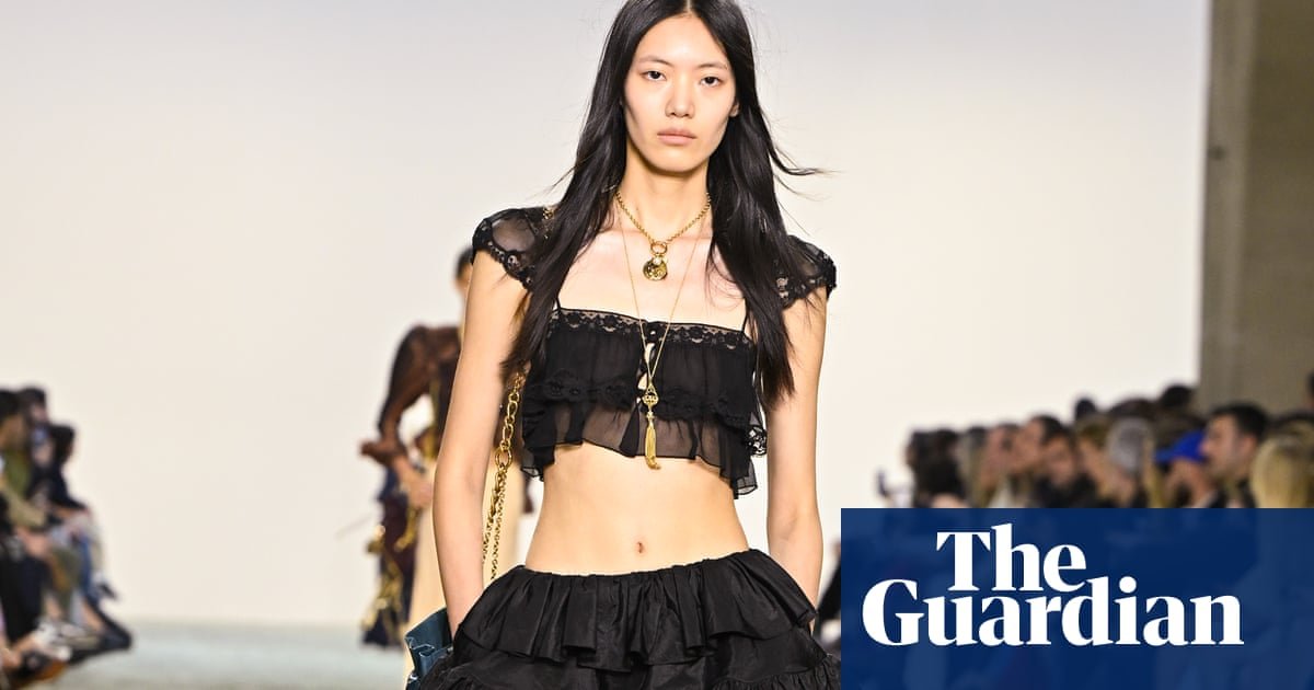 Chloé acompanha o fluxo em Paris, enquanto revela "romântico" boho chic | Semana da moda de Paris