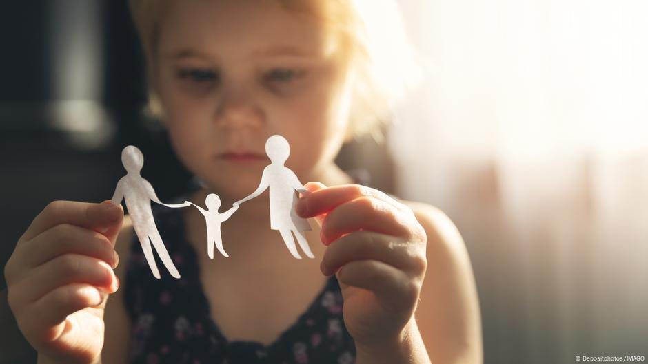 Como as vítimas de abuso infantil lidam com a paternidade - DW - 05/03/2025