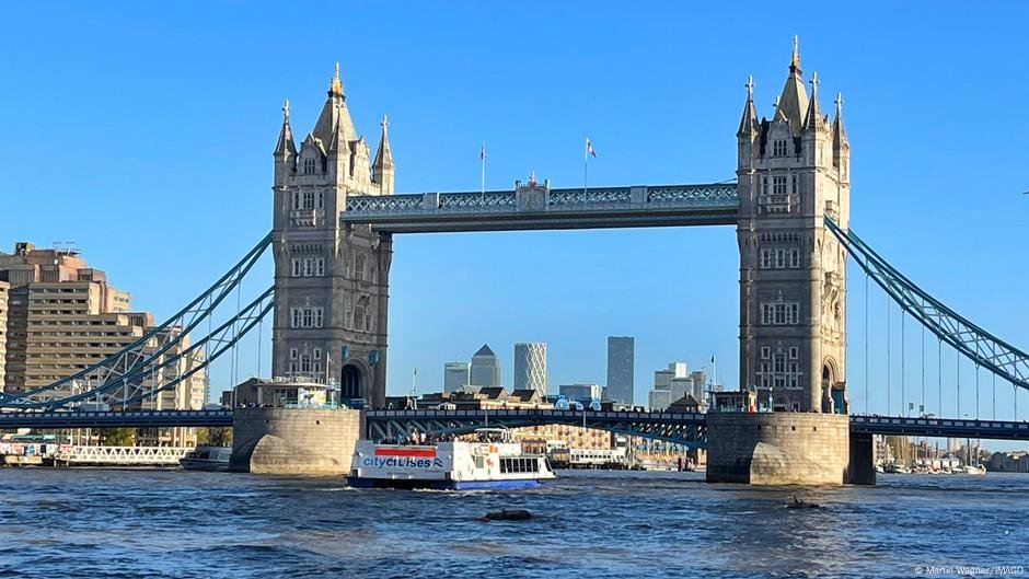 Como o Brexit continua afetando o turismo - DW - 31/03/2025