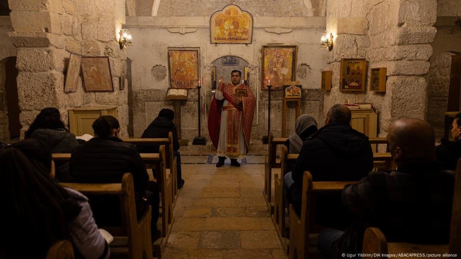 Debatendo o passado, preocupação para o futuro - DW - 28/03/2025