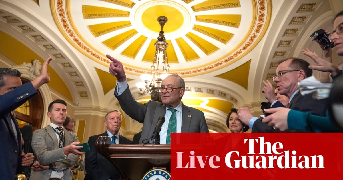 Decisão de Schumer de votar no projeto de financiamento republicano A 'enorme tapa na cara', diz AOC - a política dos EUA ao vivo | Notícias dos EUA