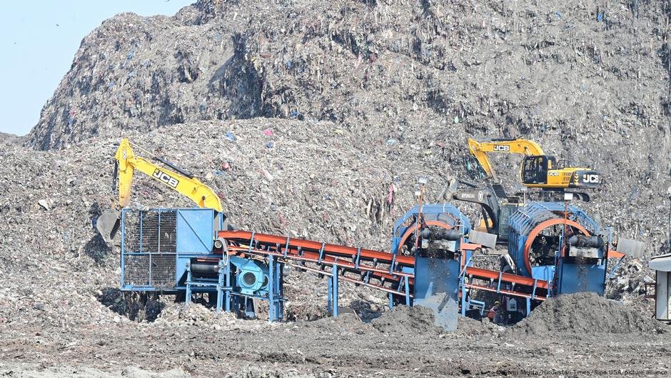 Delhi se compromete a achatar a montanha de lixo - DW - 05/03/2025