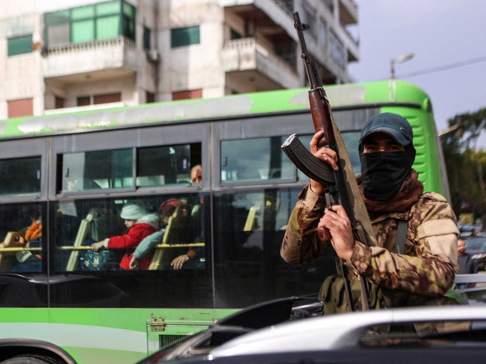 Dezenas relatadas mortas como forças sírias e lutadores pró-Assad | Notícias de guerra da Síria