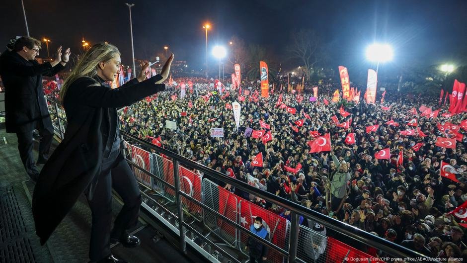 Dilek Imamoglu, a mulher de pé para Erdogan - DW - 28/03/2025