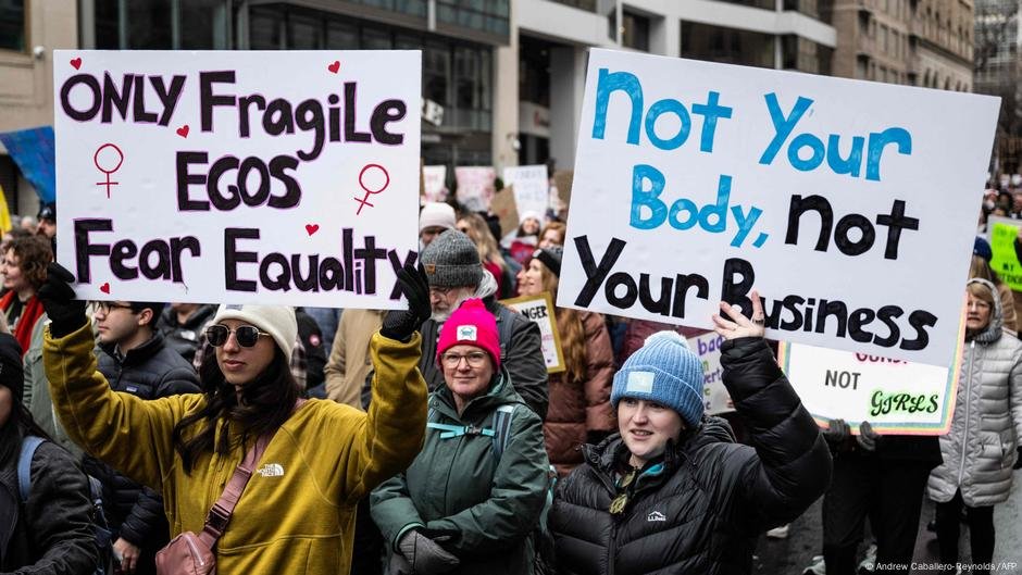 Dinamarqueses transgêneros disseram para consultar a embaixada dos EUA antes da viagem - DW - 21/03/2025