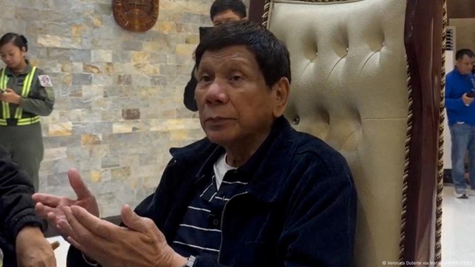 Duterte em voo para Haia após prisão no mandado da ICC - DW - 11/11/2025