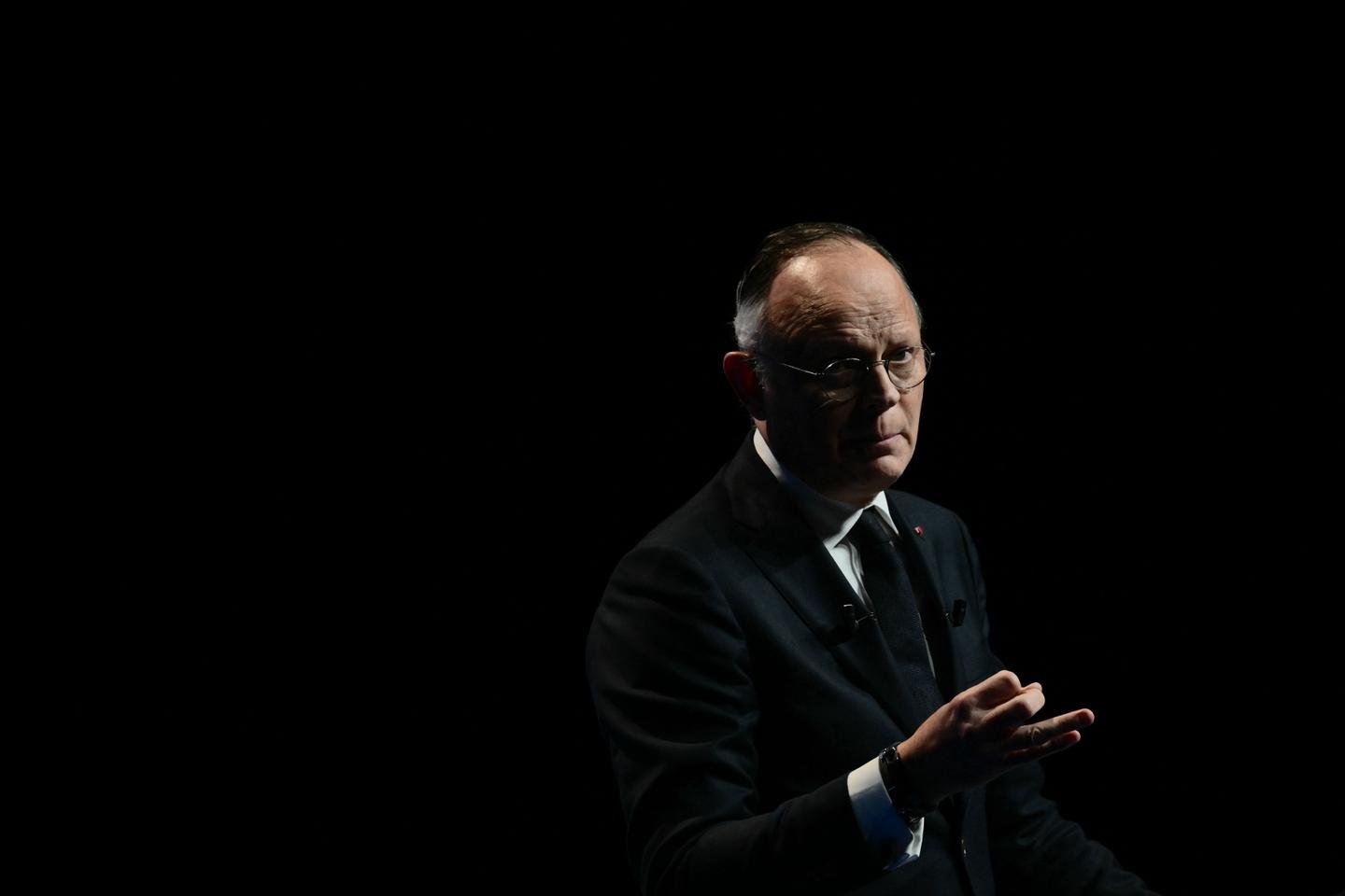 Edouard Philippe oferece um referendo sobre pensões e uma "regra de ouro" orçamentária