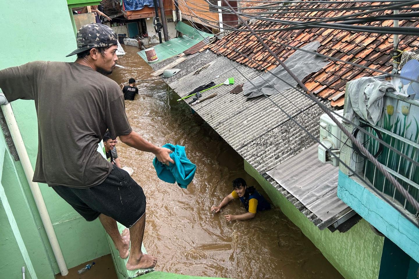 Em Djakarta, as inundações lembram a ameaça de submersão e os riscos de super -urbanização