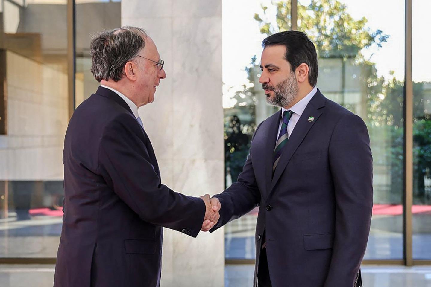 Em Haia, o novo poder sírio se compromete a destruir o estoque de armas químicas herdadas do regime de Al-Assad